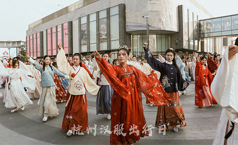 锦裳汉服掀起杭城国风热潮，kok在线登陆平台
美妆助力传承文化之美